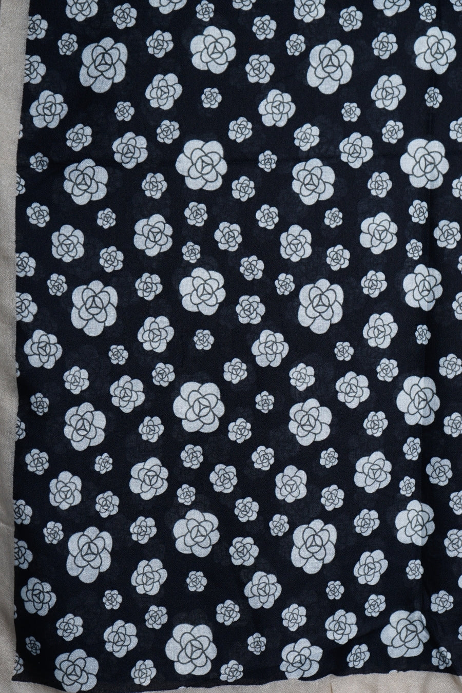 Hijab White Flower Black
